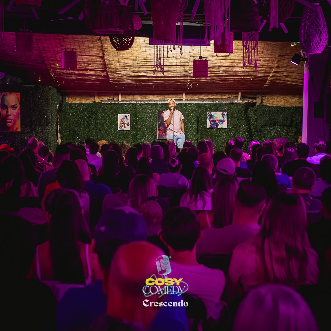 Une salle comble lors d'une soirée Cosy Comedy à Genève