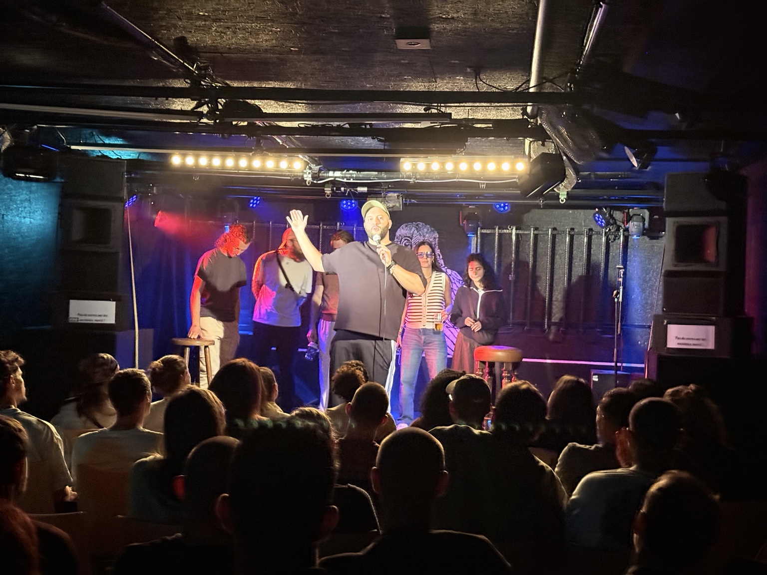Les artistes sur scène face au public lors de la soirée Cosy Comedy à La Jonquille, le 6 octobre 2026.
