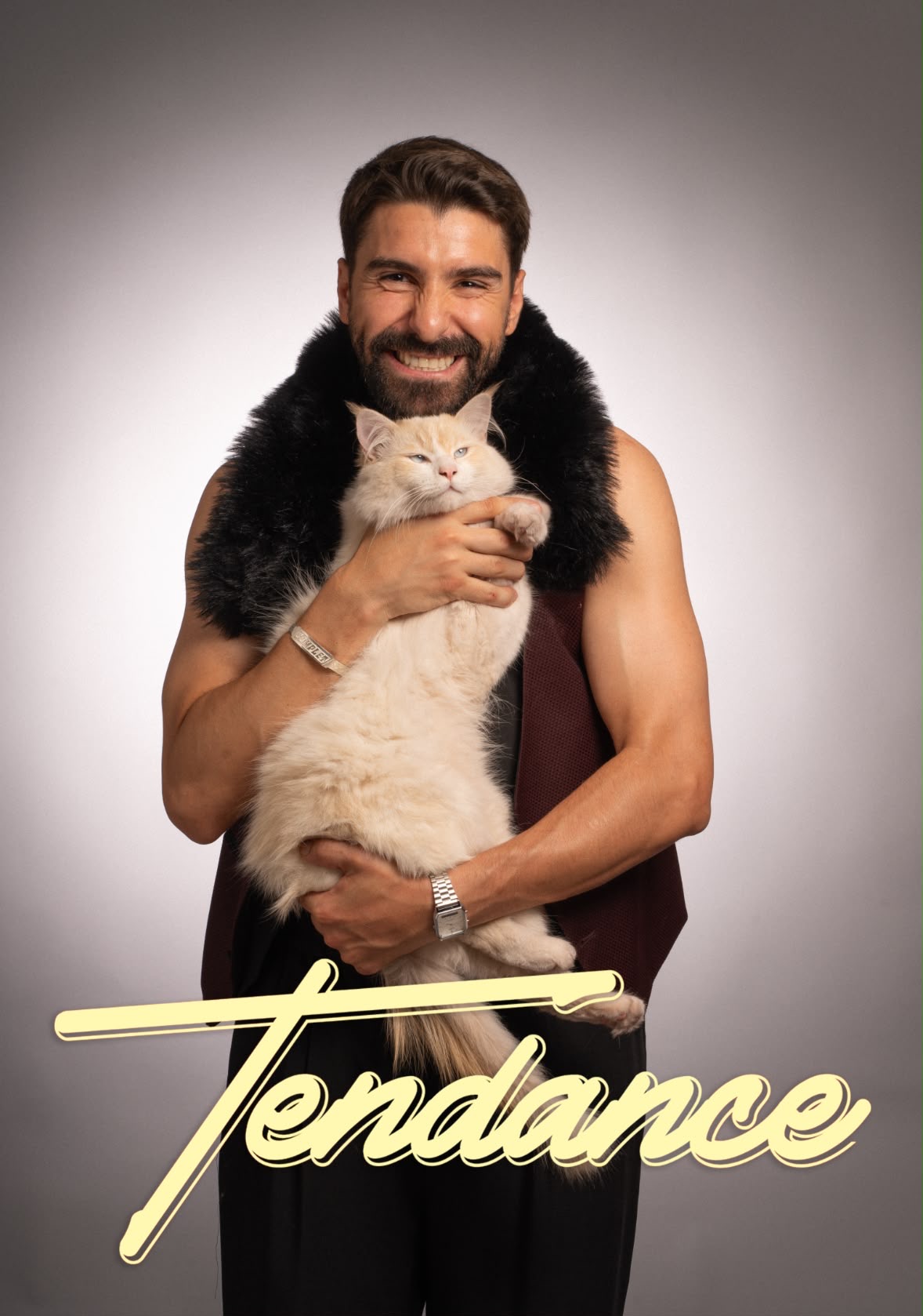 Visuel du spectacle Tendance de Redouane Behache, avec un chat dans les bras
